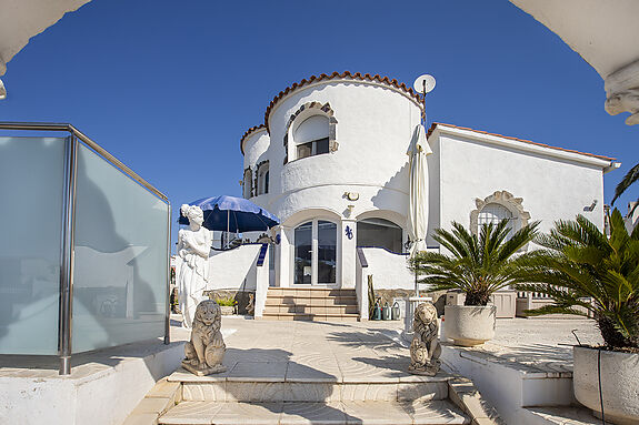 Unique opportunity: Two magnificent houses for sale on a single plot.