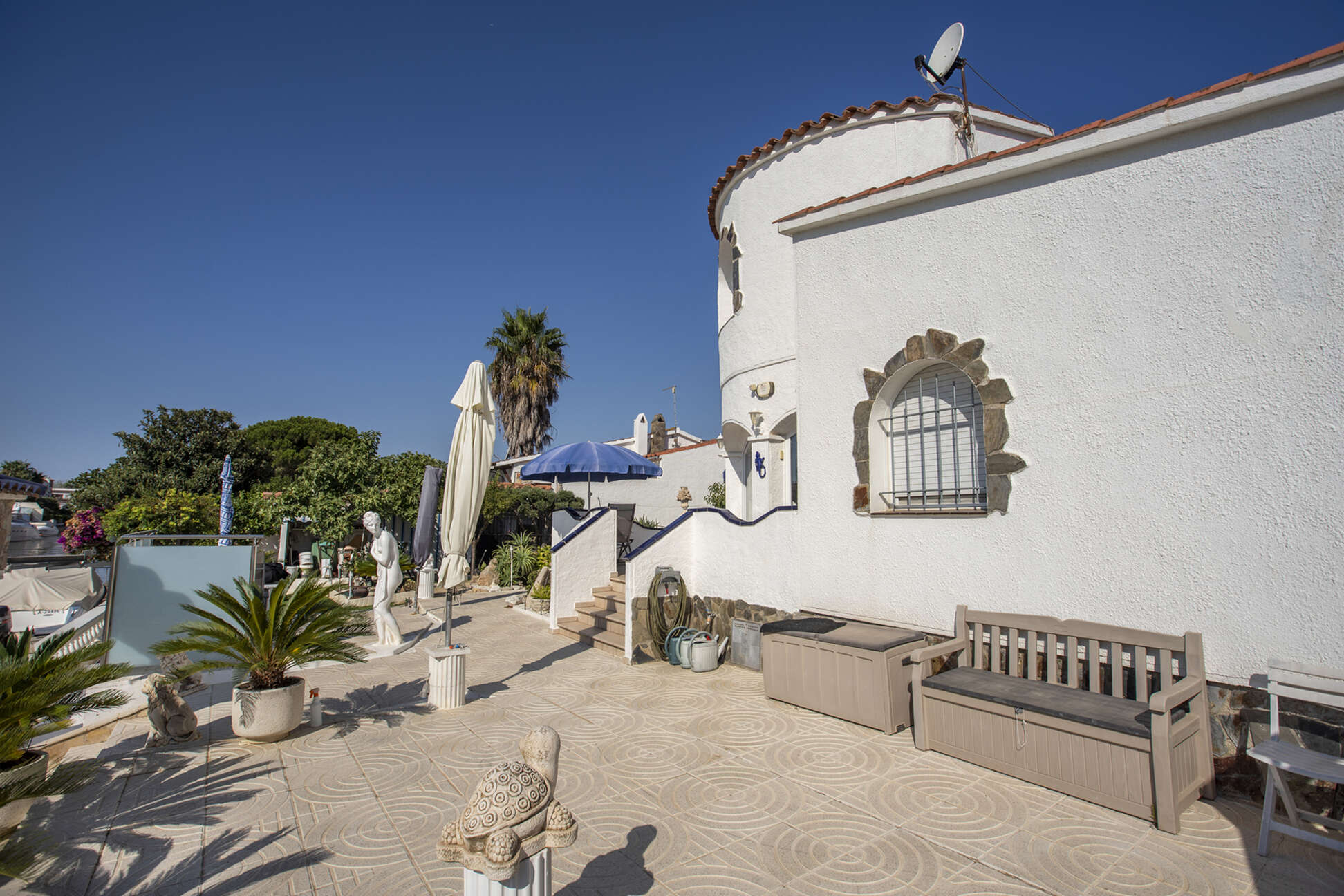 Two magnificent houses for sale on a plot of 900M2 with 20 meters of mooring