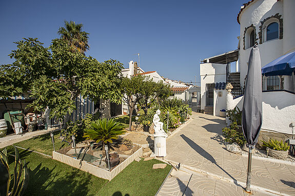 Unique opportunity: Two magnificent houses for sale on a single plot.