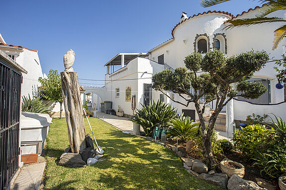 Unique opportunity: Two magnificent houses for sale on a single plot.