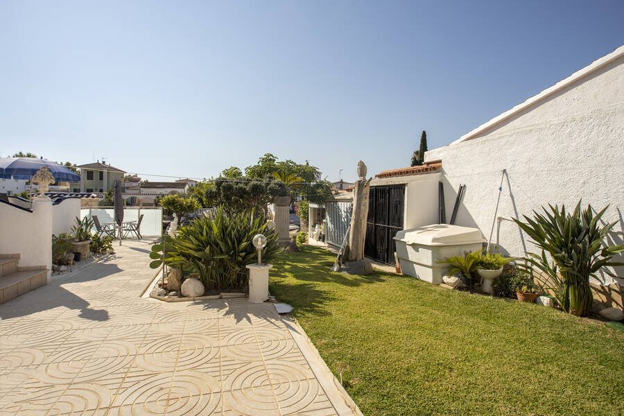 Two magnificent houses for sale on a plot of 900M2 with 20 meters of mooring