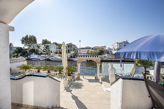 Two magnificent houses for sale on a plot of 900M2 with 20 meters of mooring