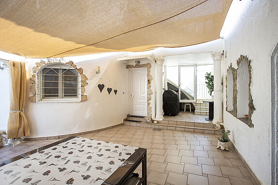 Unique opportunity: Two magnificent houses for sale on a single plot.