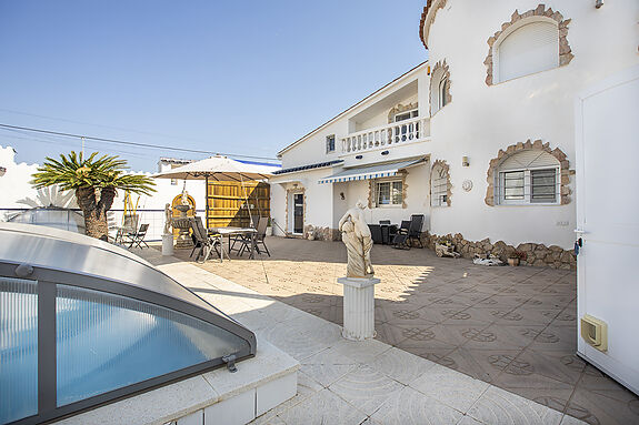 Unique opportunity: Two magnificent houses for sale on a single plot.