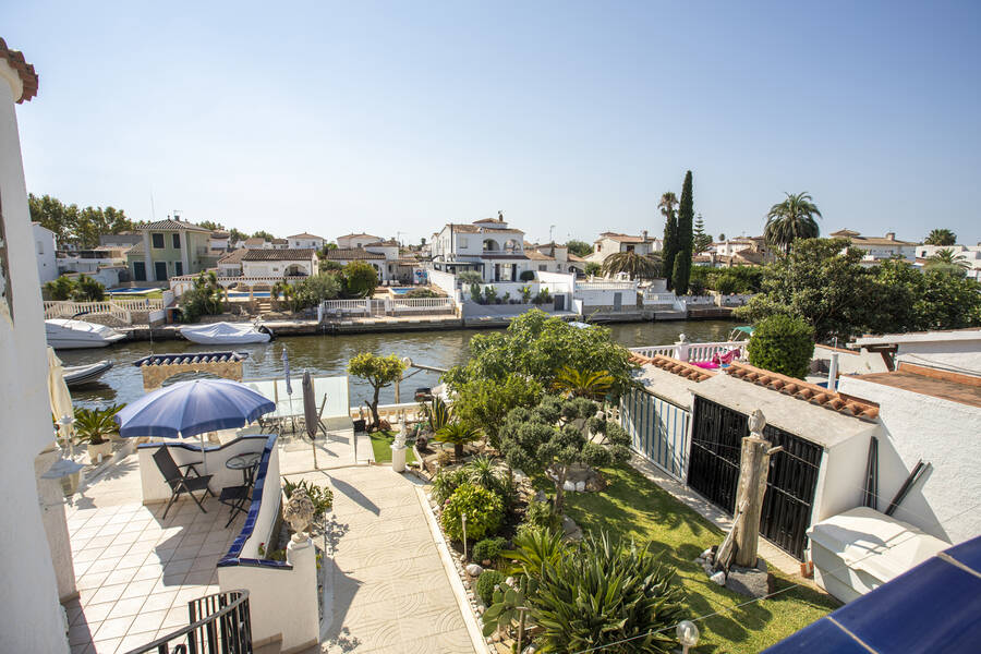 Deux belles maisons en vente sur un terrain de 900M2 avec 20 mètres d'amarrage.