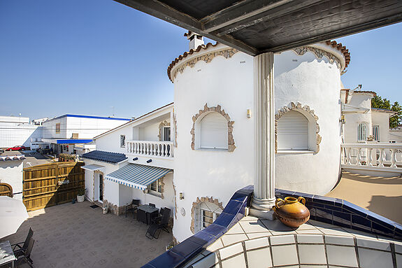Unique opportunity: Two magnificent houses for sale on a single plot.
