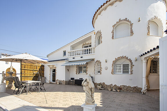 Unique opportunity: Two magnificent houses for sale on a single plot.