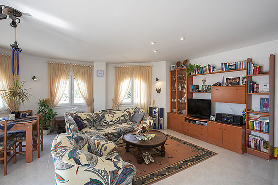 Unique opportunity: Two magnificent houses for sale on a single plot.