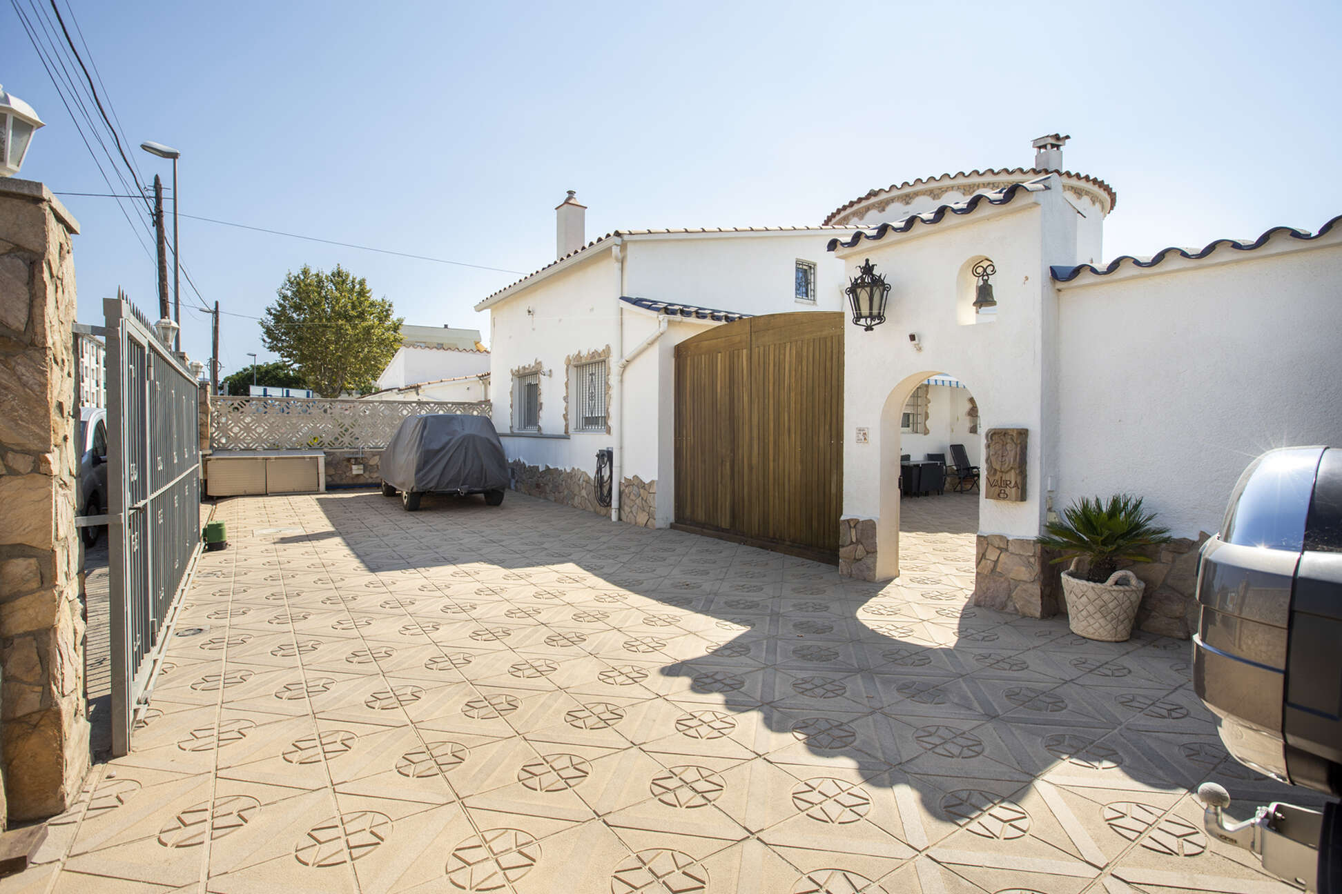 Two magnificent houses for sale on a plot of 900M2 with 20 meters of mooring
