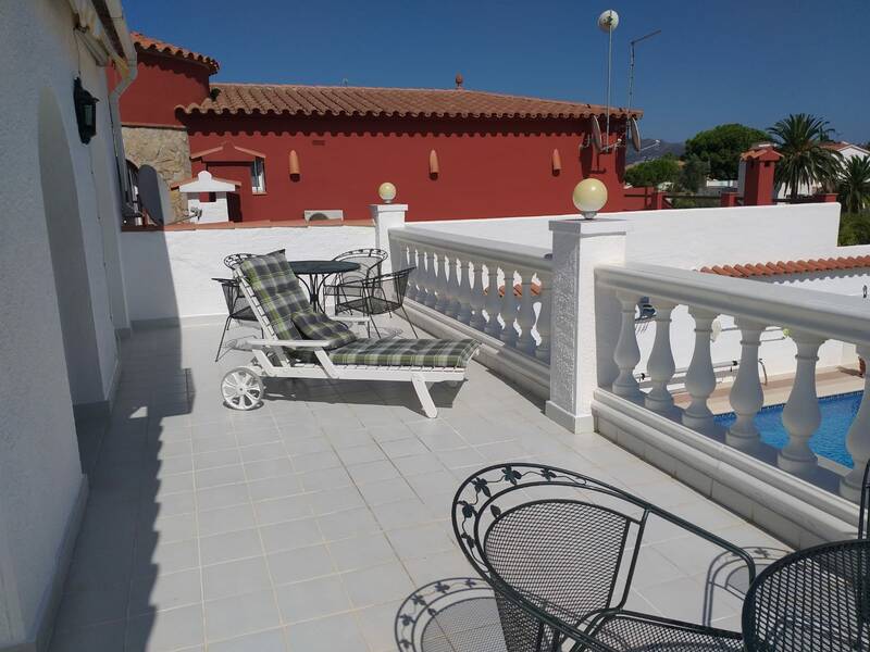 Beautiful villa on Ebre canal in Empuriabrava