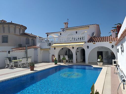 Beautiful villa on Ebre canal in Empuriabrava