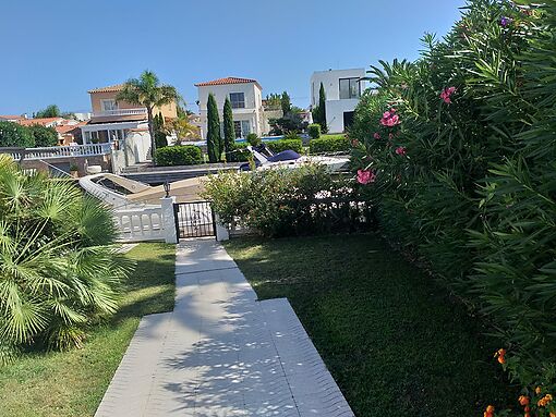 Preciosa villa junto al canal Ebre en Empuriabrava