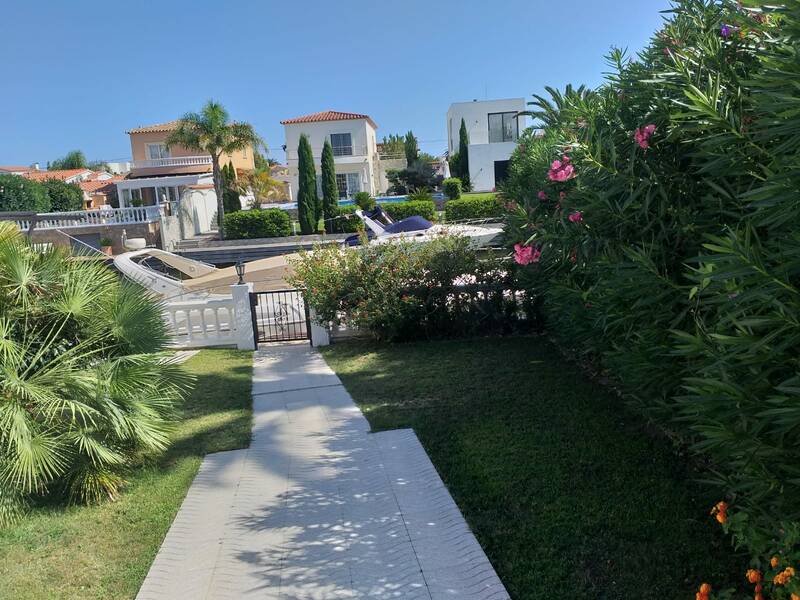 Schöne Villa am Ebre Kanal in Empuriabrava