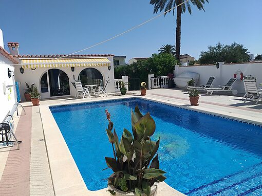 Preciosa villa junto al canal Ebre en Empuriabrava