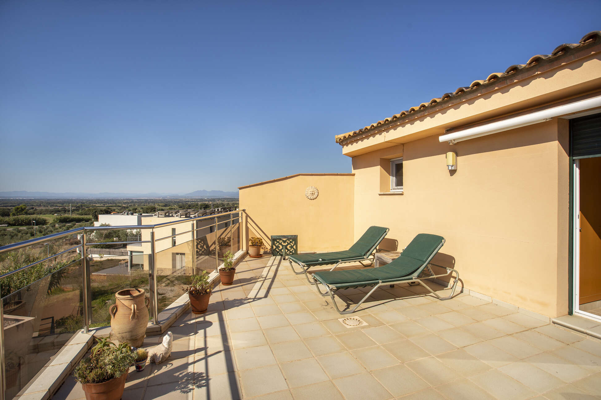 Exklusives Duplex-Penthouse mit Gemeinschaftspool in Palau Saverdera zu verkaufen