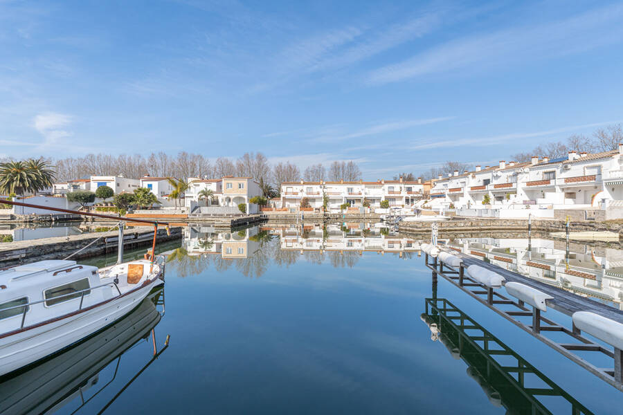 Vissershuis met zwembad in de Segre Sector