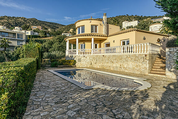 Casa con 2 terrenos, piscina en venta en Palau Saverdera