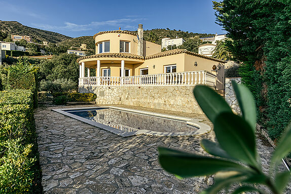 Casa con 2 terrenos, piscina en venta en Palau Saverdera