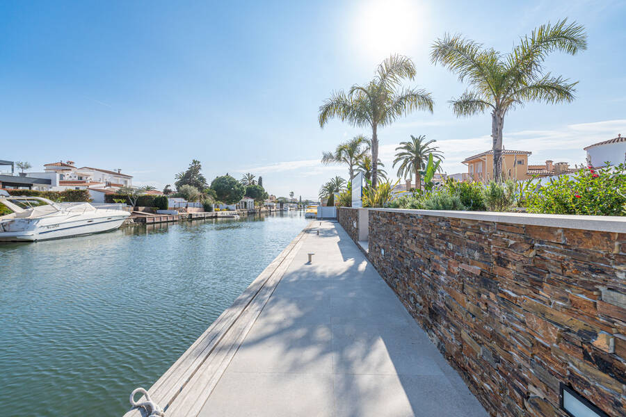 Villa spectaculaire sur le canal avec 5 chambres en suite