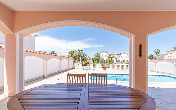 Empuriabrava, very well maintained villa on a wide canal with mooring of 12.5