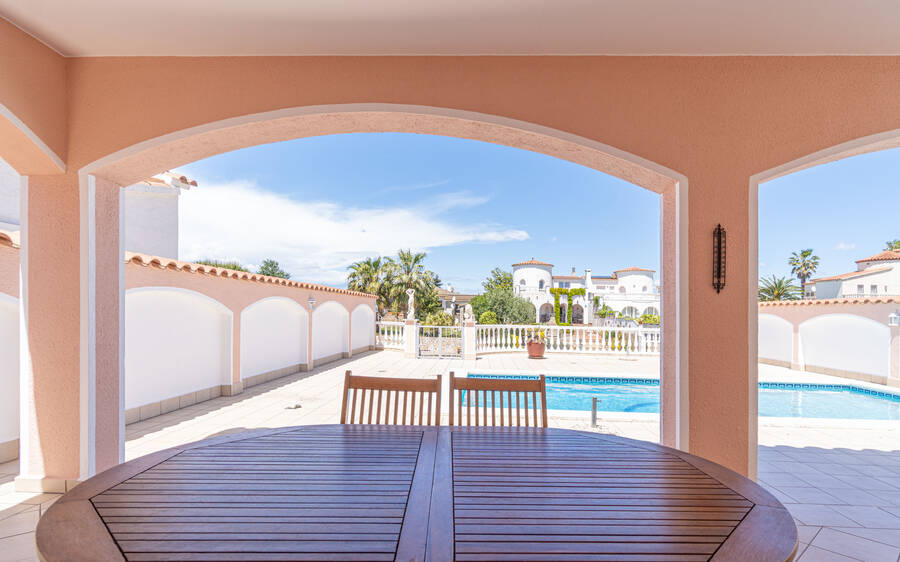 Empuriabrava, very well maintained villa on a wide canal with mooring of 12.5