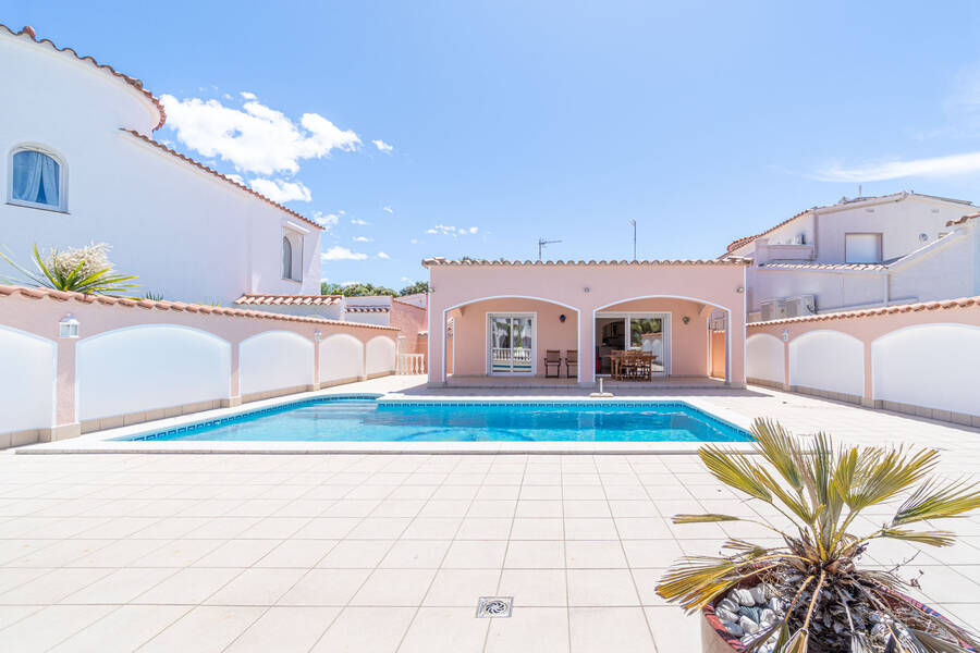Empuriabrava, very well maintained villa on a wide canal with mooring of 12.5