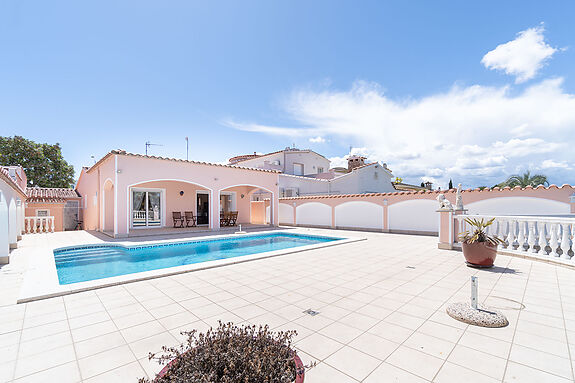 Empuriabrava, very well maintained villa on a wide canal with mooring of 12.5