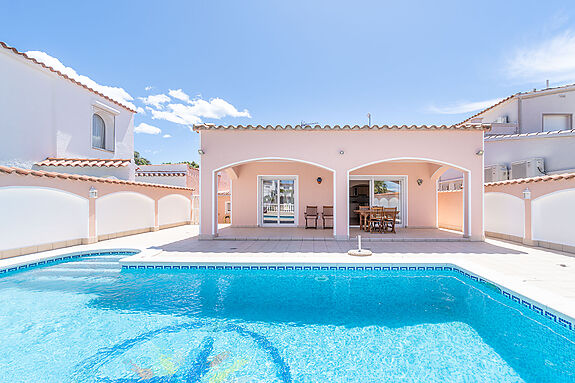 Empuriabrava, very well maintained villa on a wide canal with mooring of 12.5