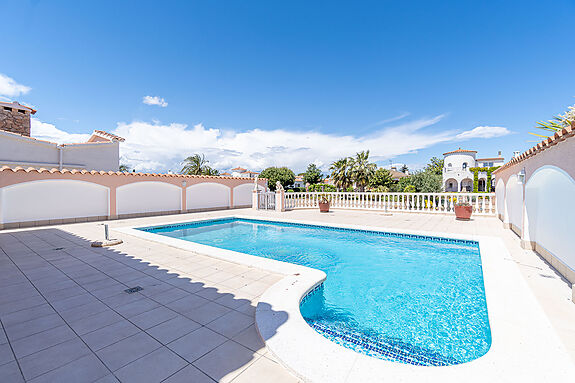 Empuriabrava, very well maintained villa on a wide canal with mooring of 12.5