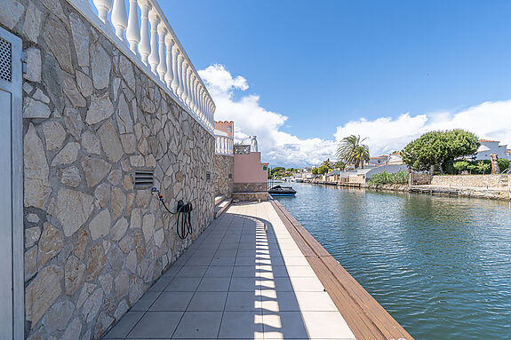 Empuriabrava, very well maintained villa on a wide canal with mooring of 12.5