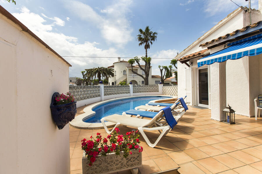 Opportunité unique : Magnifique maison avec piscine à Empuriabrava à vendre