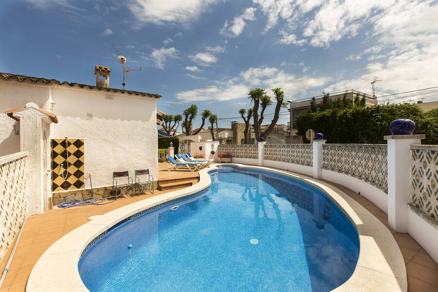 Einmalige Gelegenheit: Wunderschönes Haus mit Pool in Empuriabrava zu verkaufen