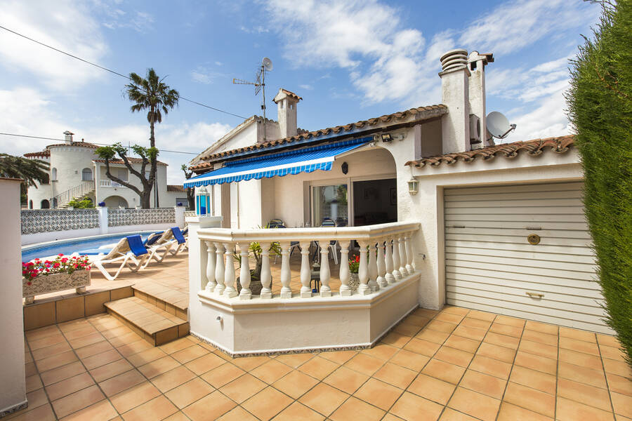 Opportunité unique : Magnifique maison avec piscine à Empuriabrava à vendre