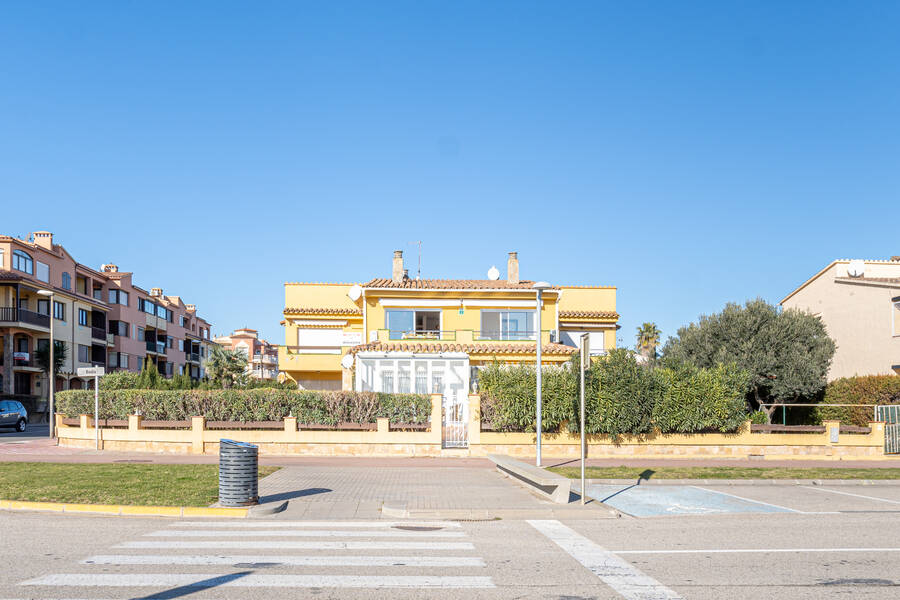 Único apartamento en primera linea de mar con terraza grande.