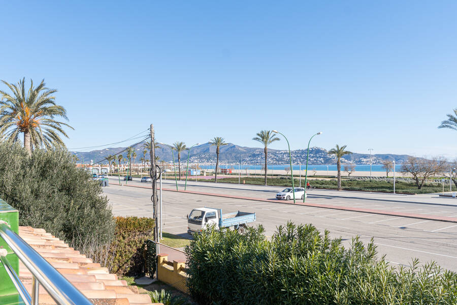 Appartement unique en front de mer avec grande terrasse.