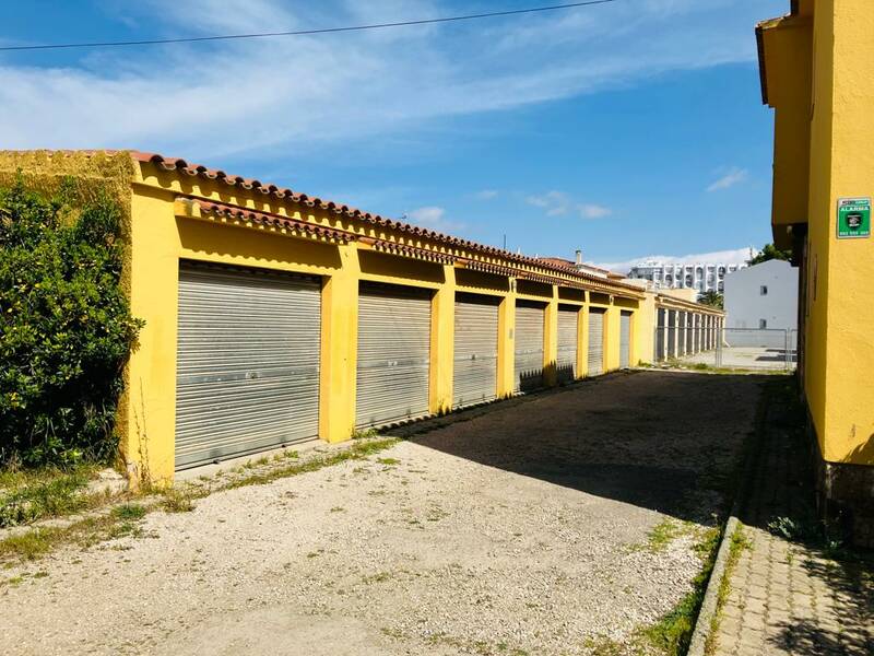 Único apartamento en primera linea de mar con terraza grande.