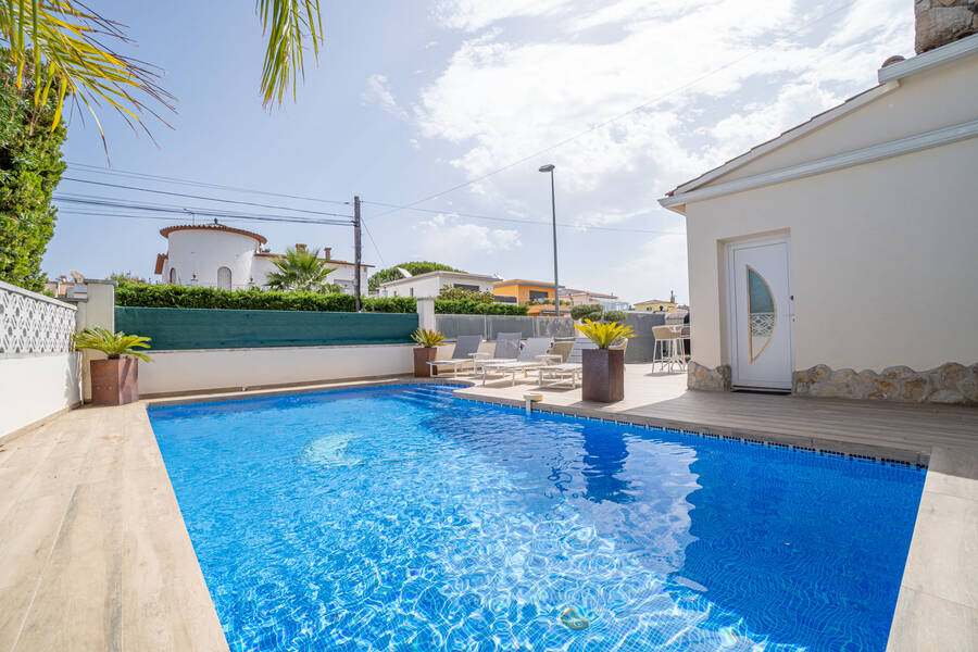 Oportunitat: Casa de planta baixa amb piscina en venda