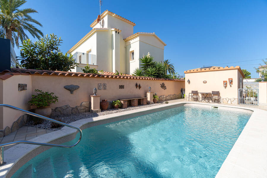 Casa amb 4 habitacions, piscina i a prop de la platja