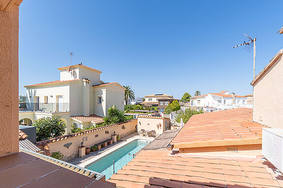 House with 4 bedrooms, pool and close to the beach