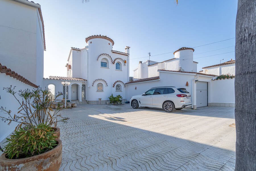 Preciosa villa de estilo mediterráneo con amarre, muy bien cuidada.