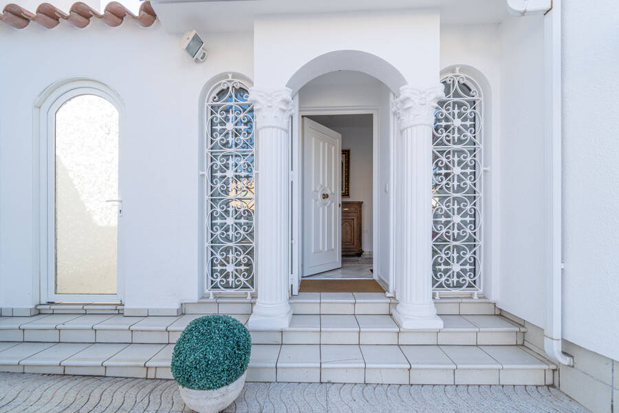 Belle villa de style méditerranée avec amarre, très bien entretenue