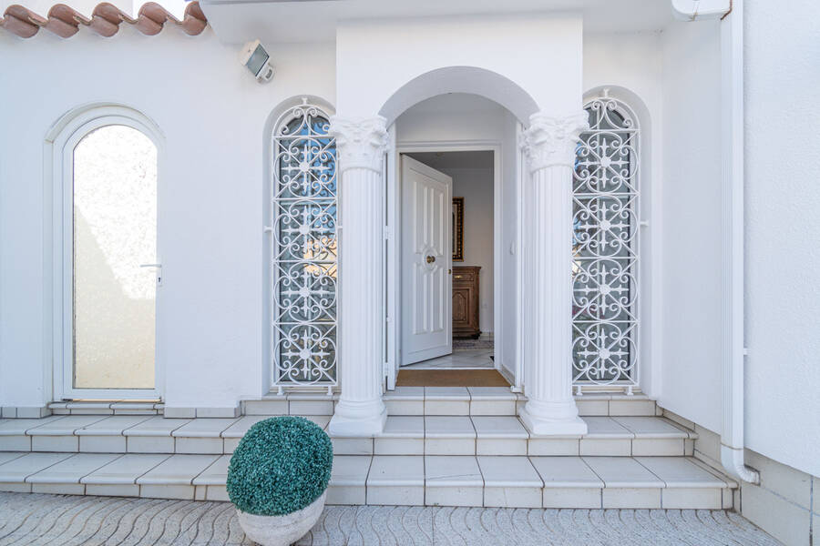 Beautiful Mediterranean-style villa with mooring, very well maintained.