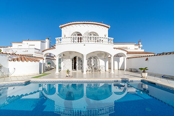 Preciosa villa de estilo mediterráneo con amarre, muy bien cuidada.