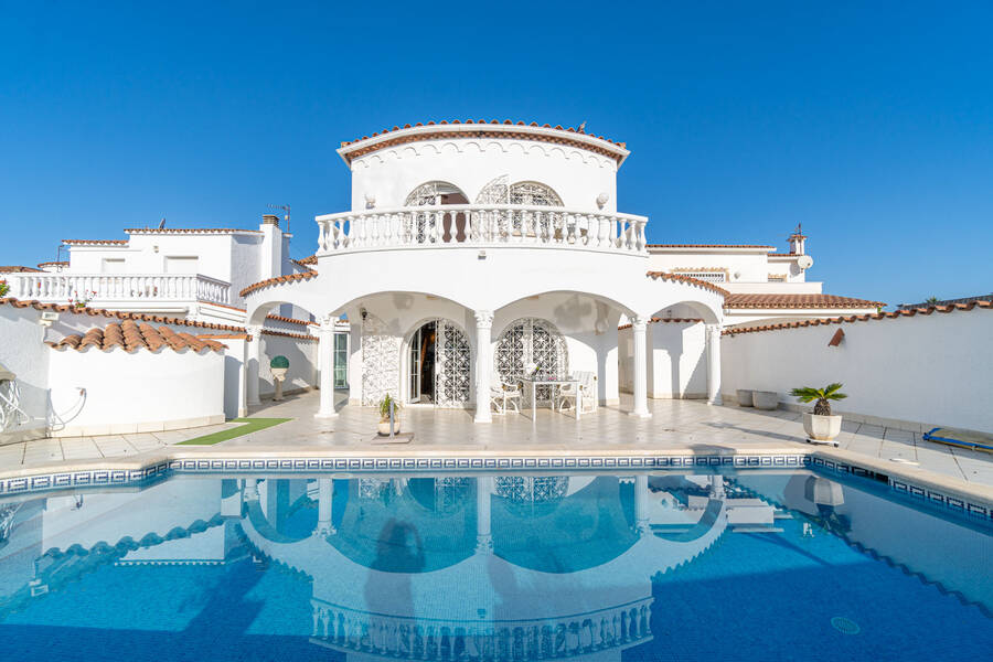 Beautiful Mediterranean-style villa with mooring, very well maintained.