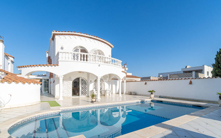 Beautiful Mediterranean-style villa with mooring, very well maintained.