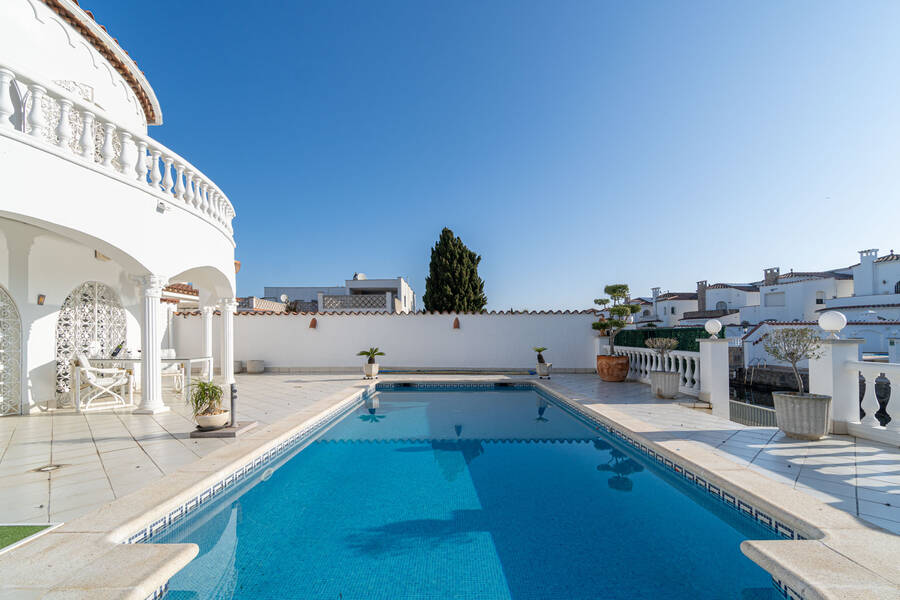 Beautiful Mediterranean-style villa with mooring, very well maintained.