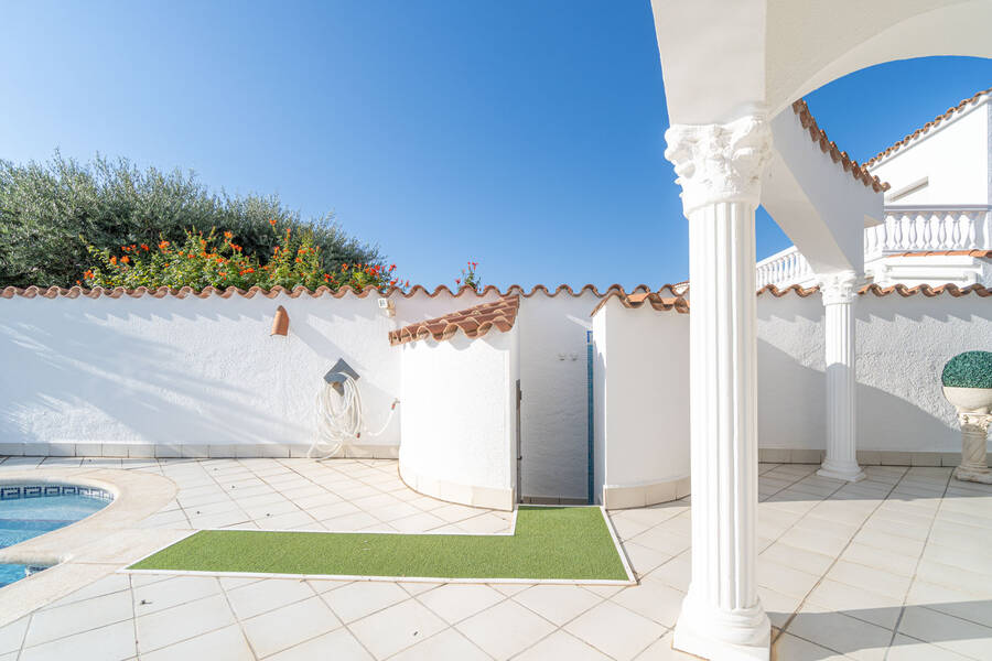 Wunderschöne Villa im mediterranen Stil mit Liegeplatz, sehr gepflegt.