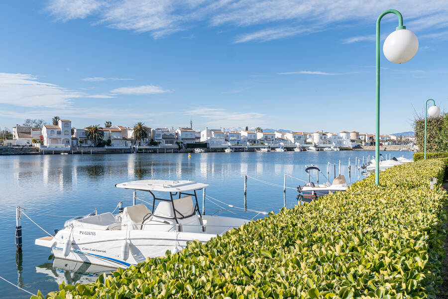 OPPORTUNITY! Fantastic apartment in the best community of Empuriabrava