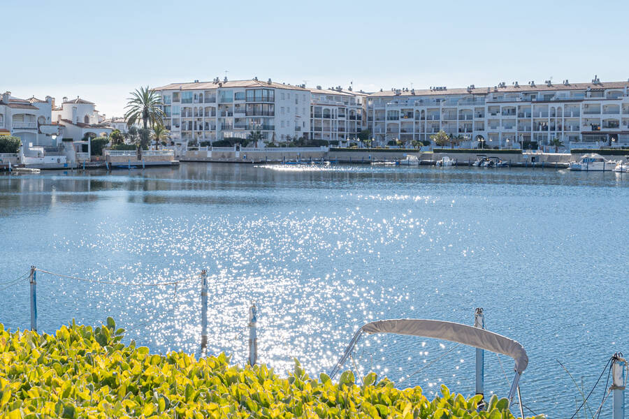 OPORTUNIDAD! Fantástico apartamento en la mejor comunidad de Empuriabrava