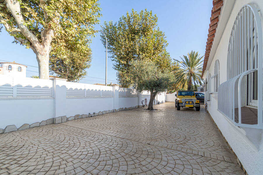 For sale magnificent house on a wide canal in Empuriabrava